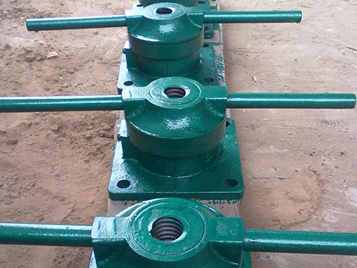 平推螺桿啟閉機(jī)